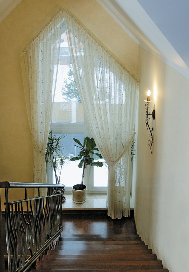 Загородный дом с фигурными окнами