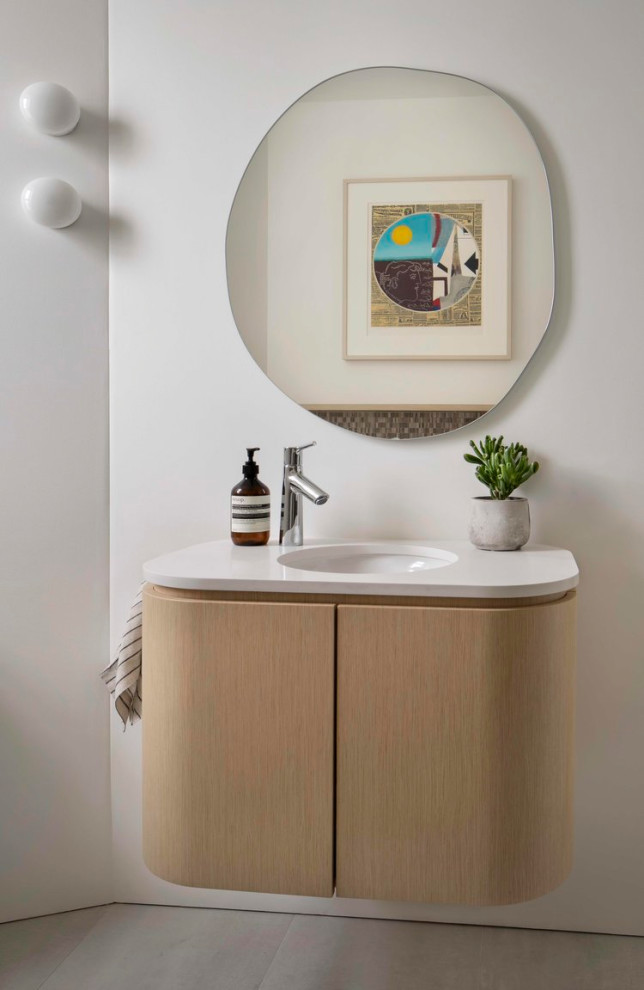 Idee per un bagno di servizio minimalista di medie dimensioni con ante lisce, pareti bianche, lavabo sottopiano, top in quarzo composito, top bianco, ante in legno chiaro, pavimento grigio e mobile bagno sospeso