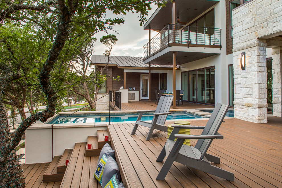 Inspiration for a mid-sized transitional backyard deck remodel in Austin with no cover