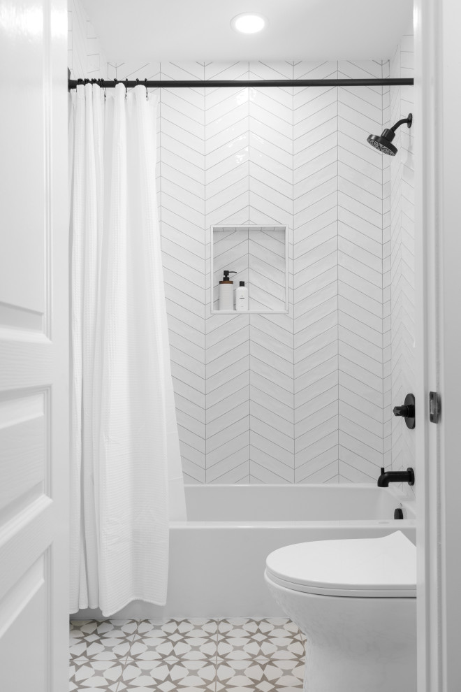 Пример оригинального дизайна: совмещенный санузел среднего размера в стиле модернизм с фасадами с утопленной филенкой, белыми фасадами, ванной в нише, душем над ванной, унитазом-моноблоком, бежевой плиткой, бежевыми стенами, полом из мозаичной плитки, душевой кабиной, врезной раковиной, серым полом, шторкой для ванной, серой столешницей, тумбой под одну раковину и встроенной тумбой