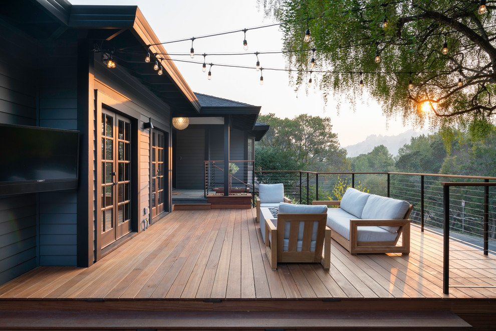 This is an example of a mid-sized transitional side yard deck in San Francisco.