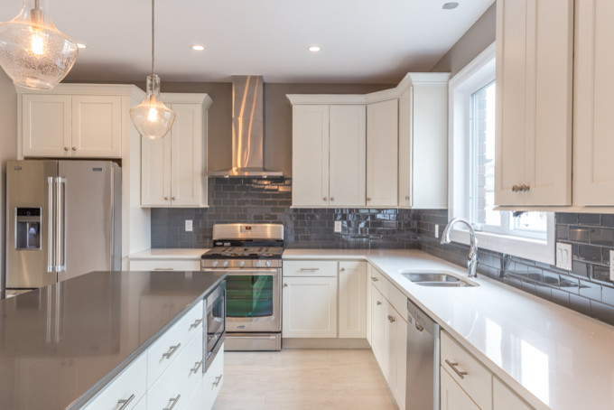 Kitchen - transitional kitchen idea in Toronto