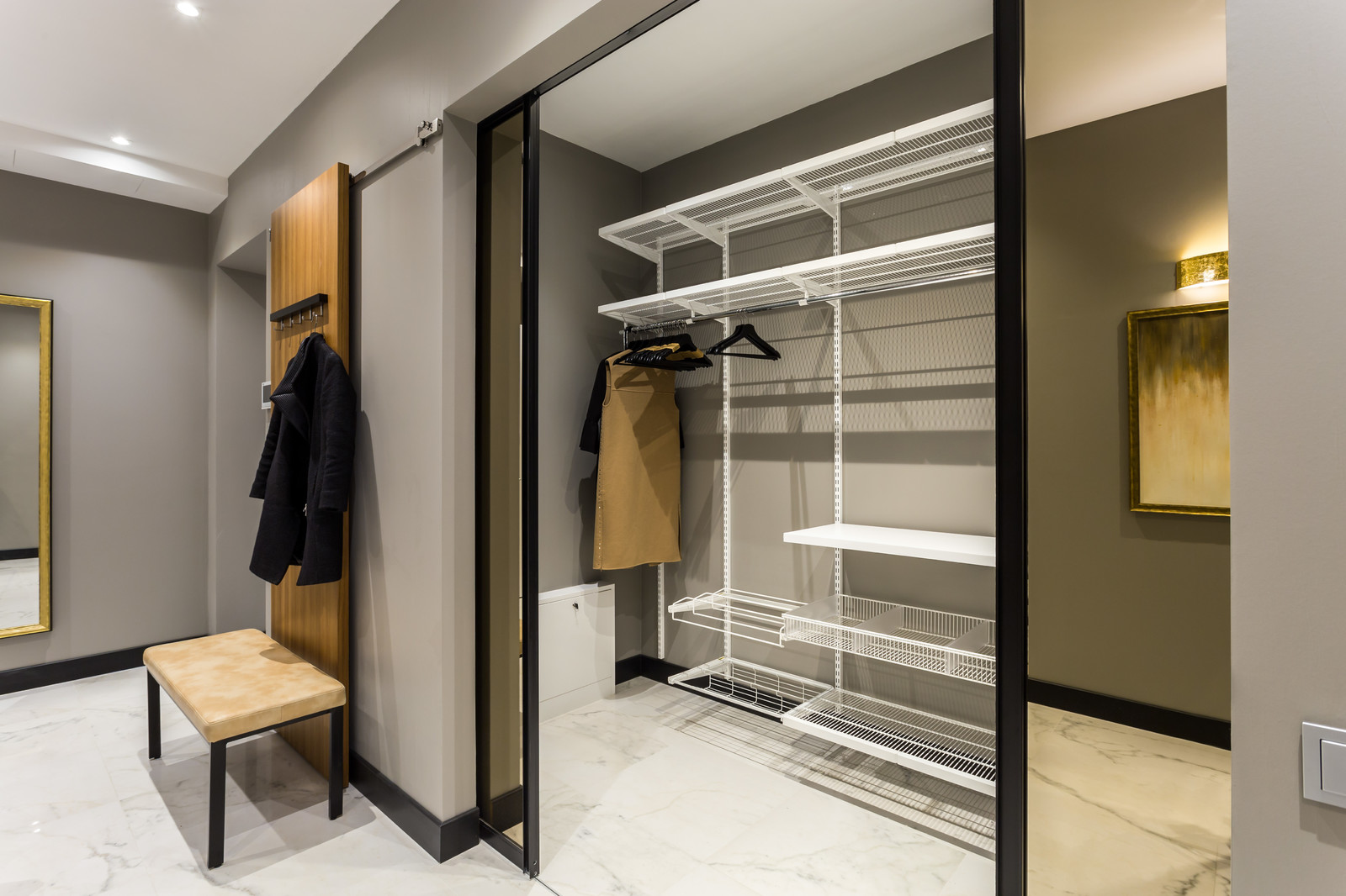 Раздвижная перегородка raumplus, закрывающая гардеробную зону