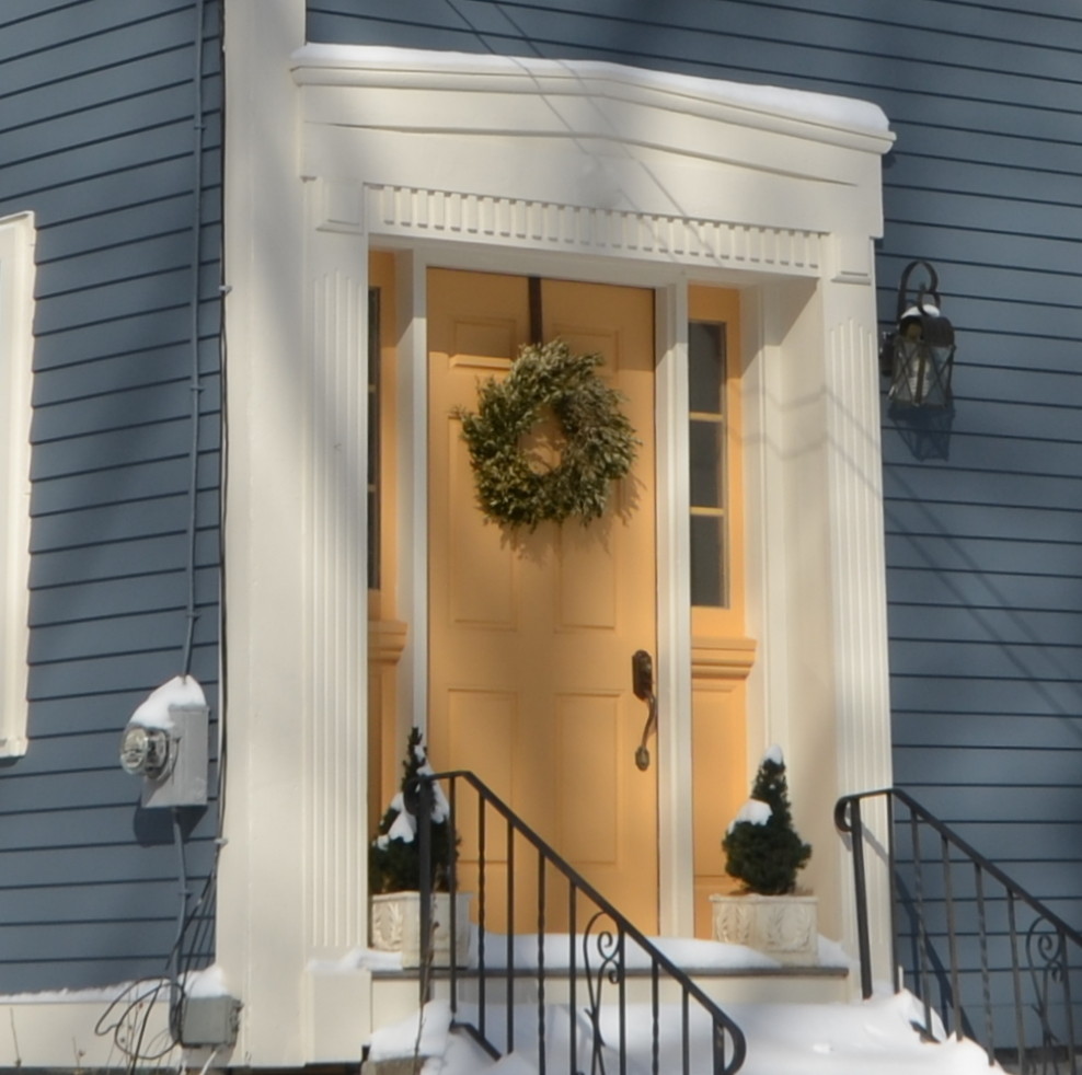 Mid-sized traditional entryway in Boston.