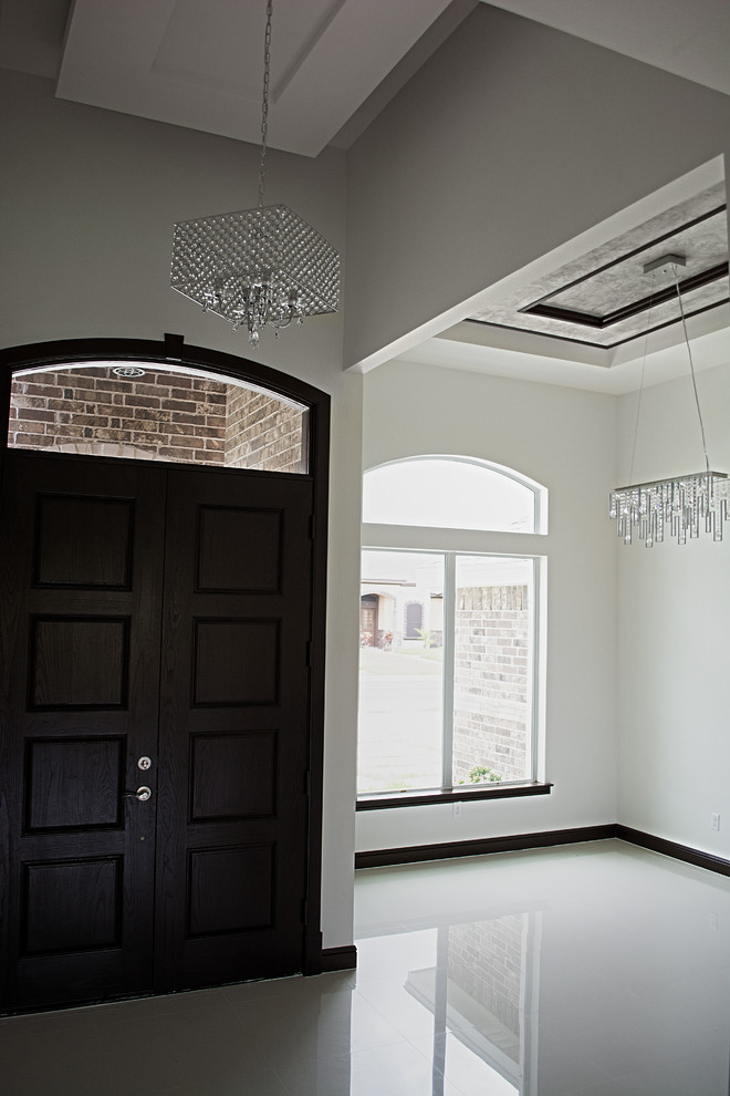 Transitional home design photo in Austin
