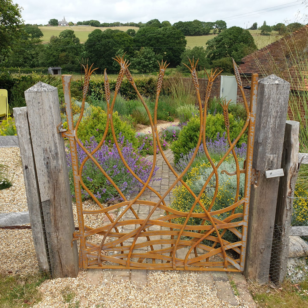 Eklektischer Vorgarten mit Metallzaun in Sussex