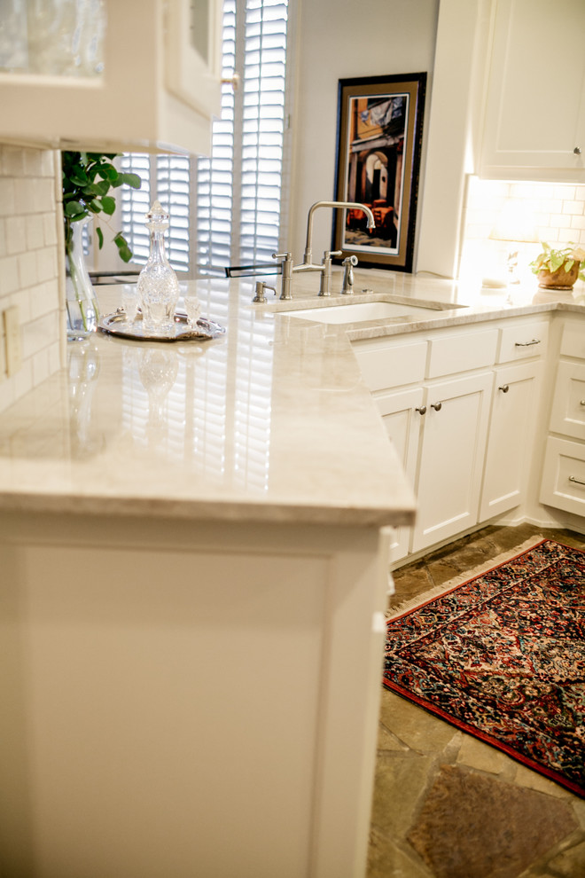 Kitchen - kitchen idea in Dallas