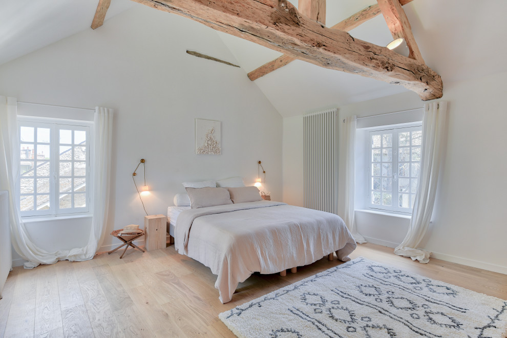 Foto de dormitorio nórdico con paredes blancas, suelo de madera clara, suelo beige y vigas vistas