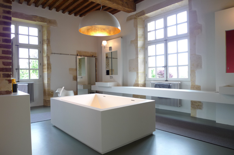 Idée de décoration pour une salle de bain design.