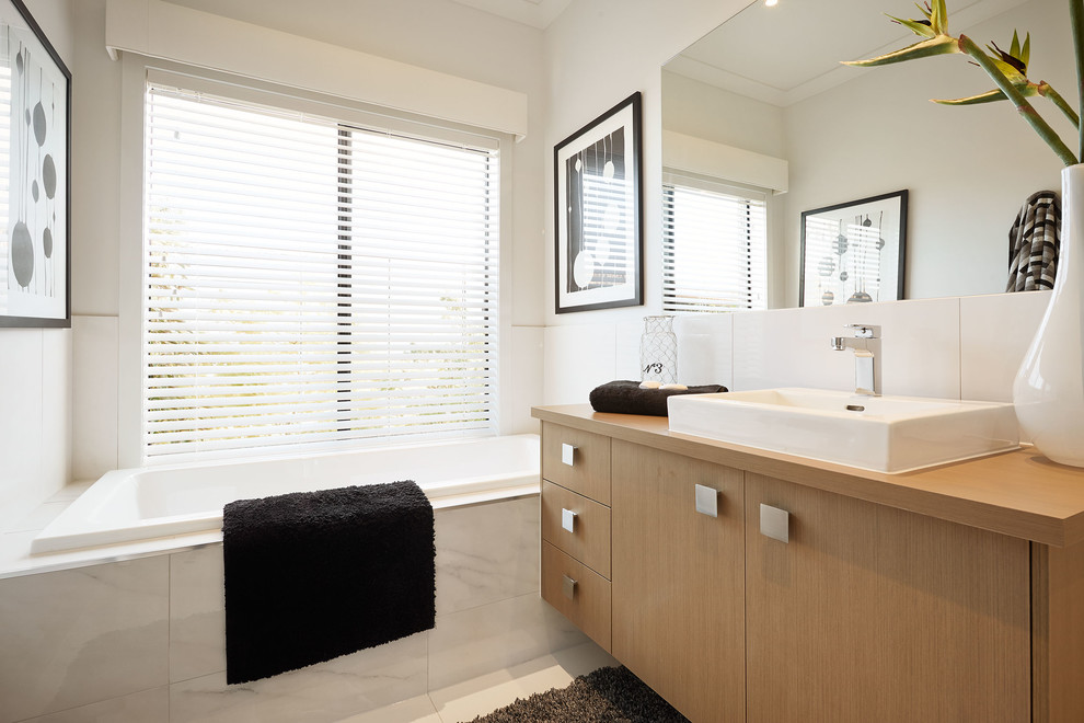 Photo of a contemporary bathroom in Melbourne.