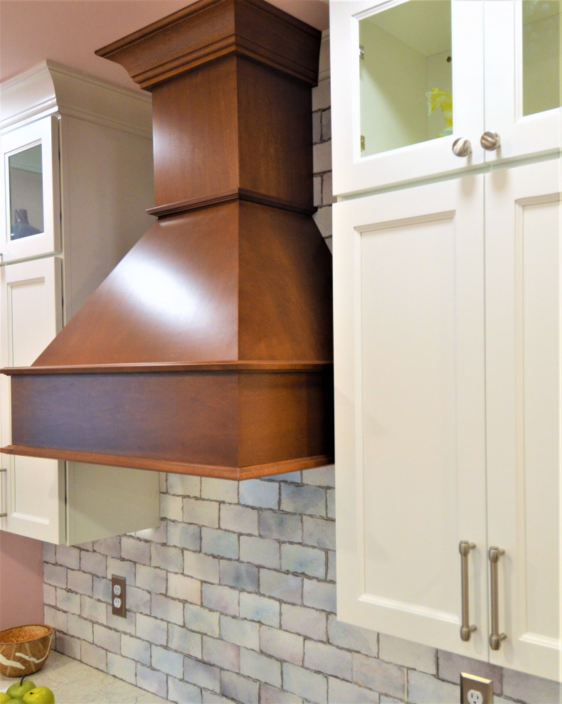 Inspiration for a small transitional light wood floor kitchen remodel in Milwaukee with a single-bowl sink, shaker cabinets, white cabinets, quartzite countertops, ceramic backsplash and stainless steel appliances
