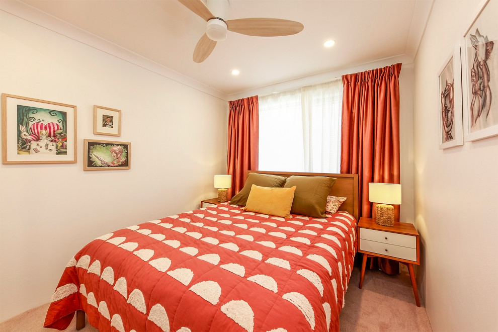 Kleines Modernes Hauptschlafzimmer mit weißer Wandfarbe, Teppichboden und rosa Boden in Sydney