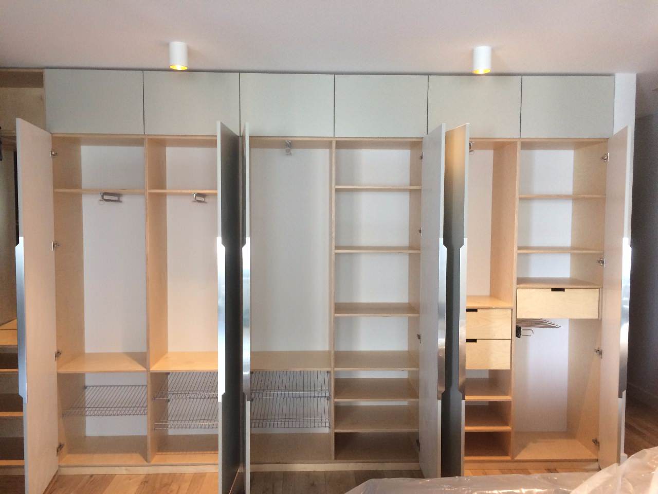 Шкаф в прихожей