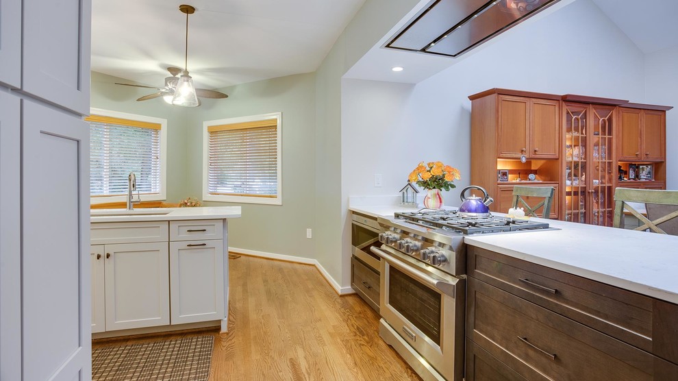 Mid-sized transitional u-shaped eat-in kitchen photo with an island