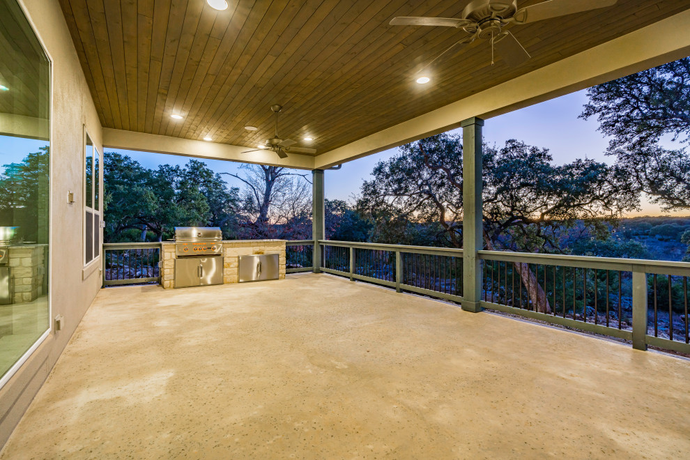 Transitional home design photo in Austin