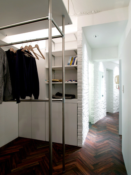 Inspiration for a mid-sized traditional men's built-in wardrobe in Tokyo with open cabinets, white cabinets and dark hardwood floors.