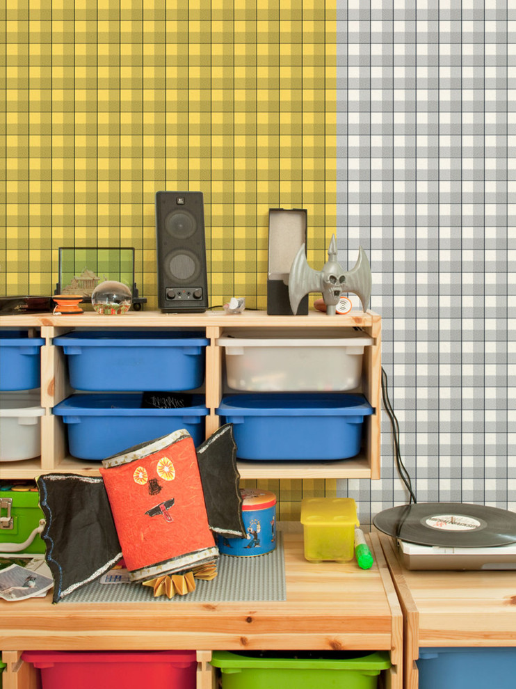 Mittelgroßes Klassisches Mädchenzimmer mit Spielecke, bunten Wänden und hellem Holzboden in Berlin