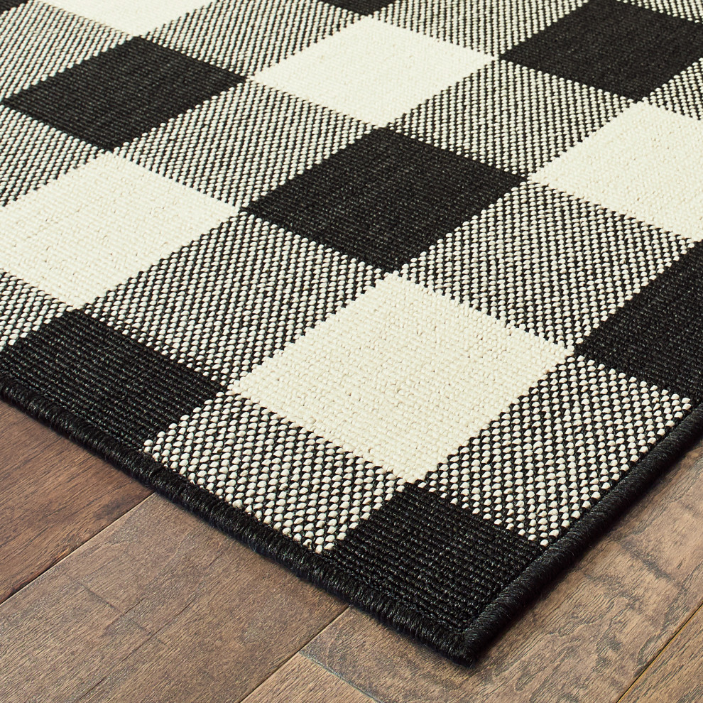 Martinique Gingham Check Black/ Ivory Indoor/Outdoor Area Rug, 2'3"x7'6" Farmhouse Outdoor
