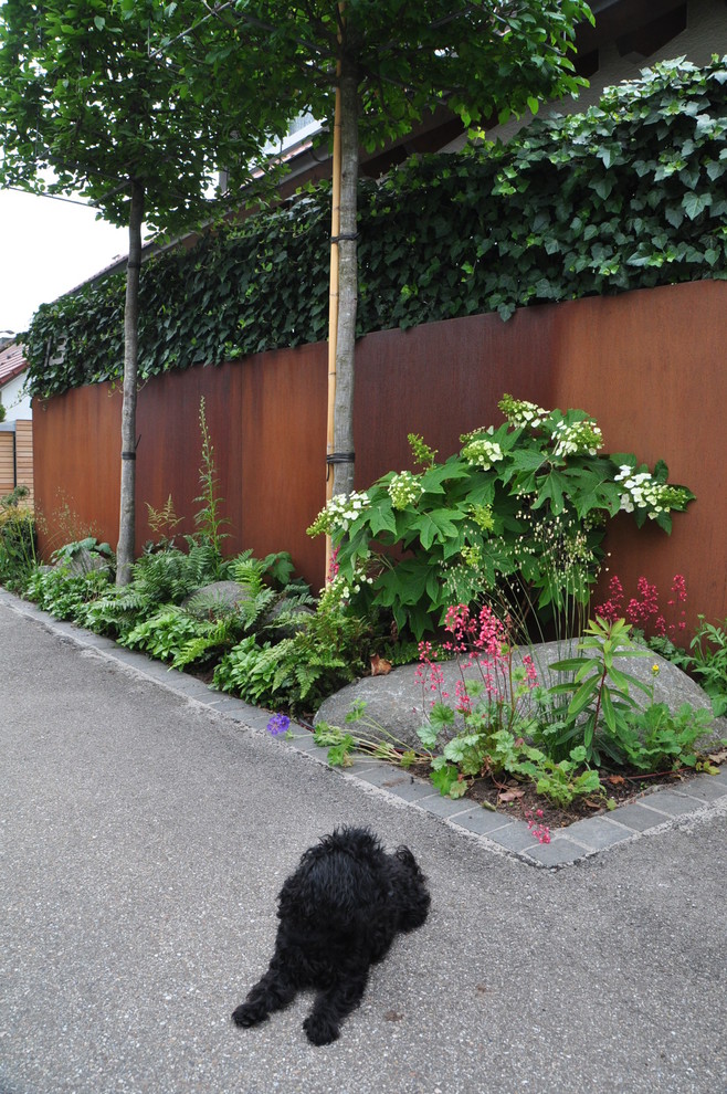 Geometrischer, Schattiger Klassischer Vorgarten im Sommer mit Sichtschutz in Stuttgart
