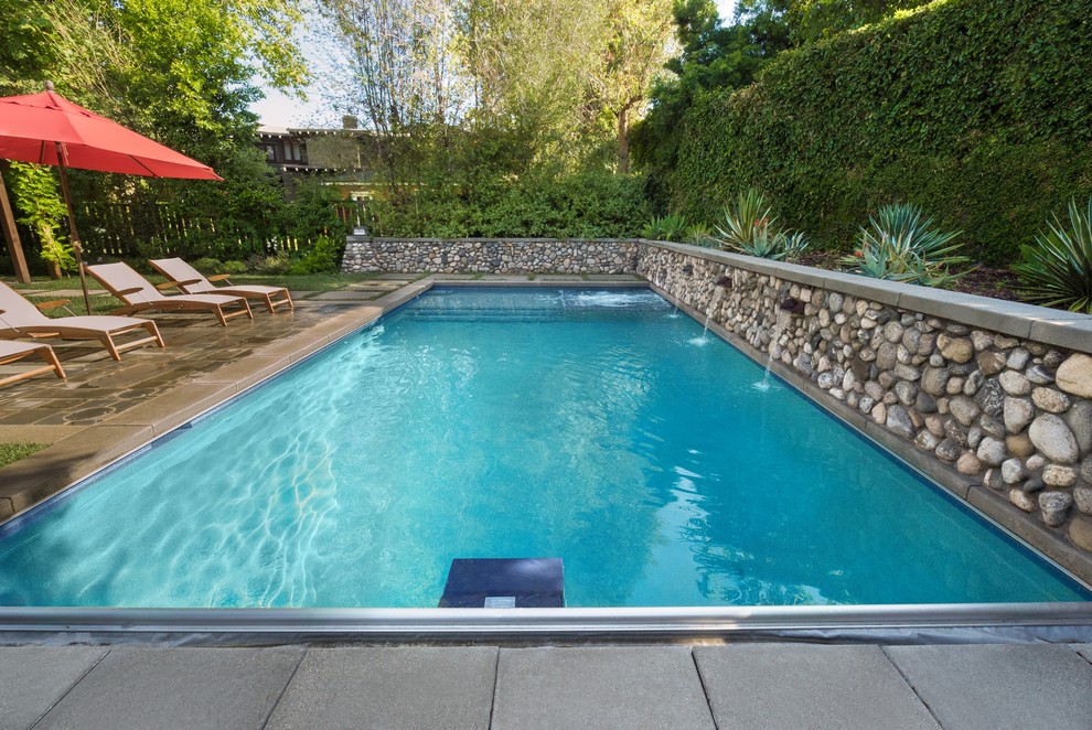 Esempio di una piscina stile americano di medie dimensioni