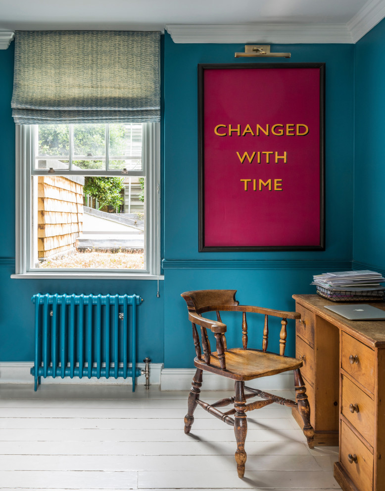 ロンドンにある高級な中くらいなエクレクティックスタイルのおしゃれなホームオフィス・書斎 (青い壁、塗装フローリング、自立型机、白い床) の写真