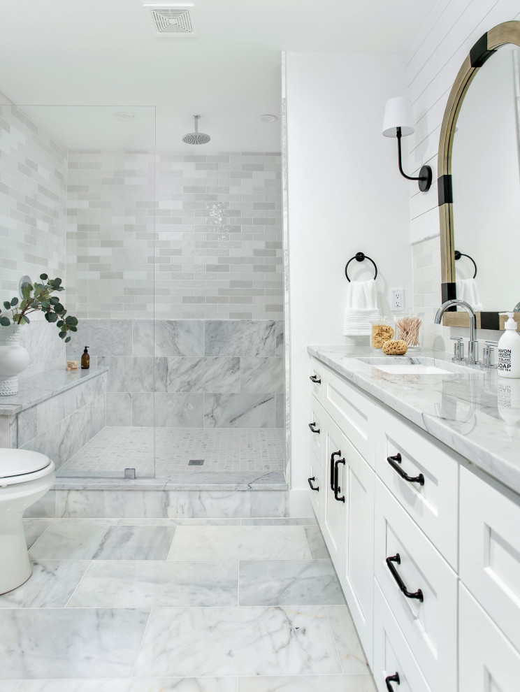 Idéer för ett mellanstort maritimt vit en-suite badrum, med skåp i shakerstil, vita skåp, en dusch i en alkov, vit kakel, marmorkakel, vita väggar, marmorgolv, ett undermonterad handfat, marmorbänkskiva, gult golv och dusch med gångjärnsdörr
