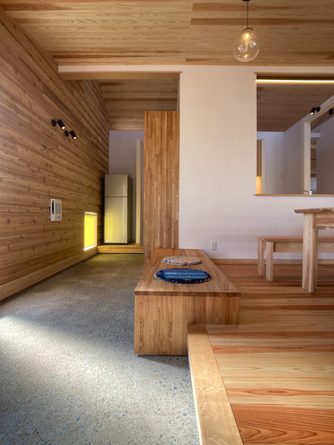 通り土間のある家 moderno-entrada