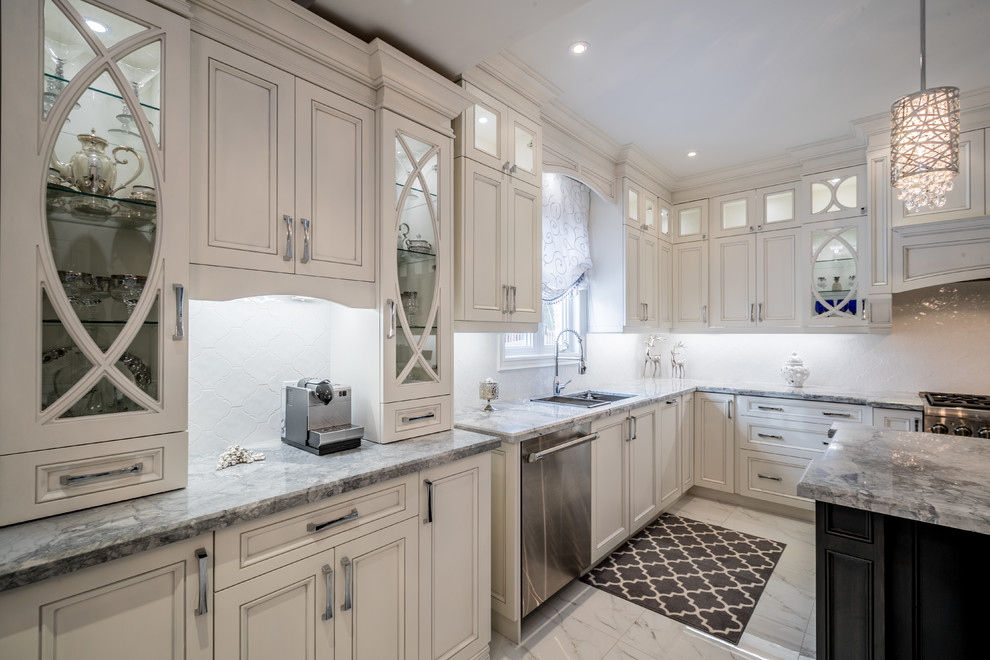 Kitchen - transitional kitchen idea in Toronto