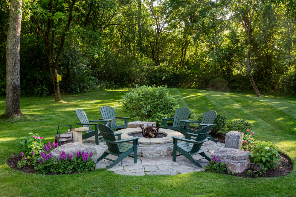 Immagine di un grande giardino minimal esposto in pieno sole dietro casa in estate con un focolare e pavimentazioni in pietra naturale