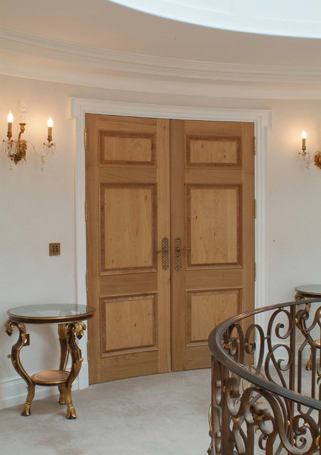 Solid oak panelled dressing room klassisk-sovrum