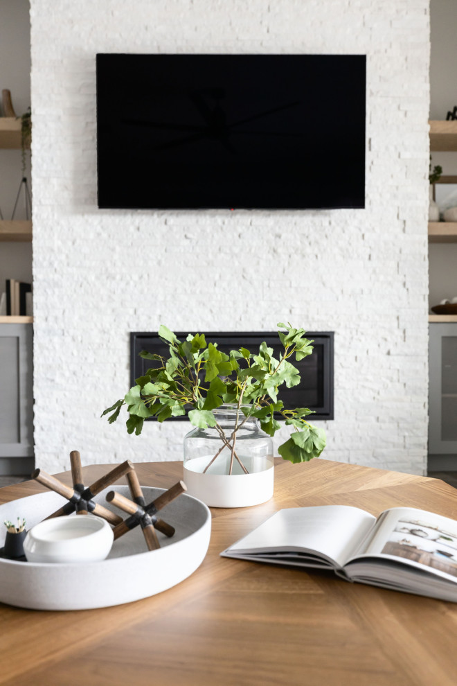 Example of a transitional home design design in Phoenix