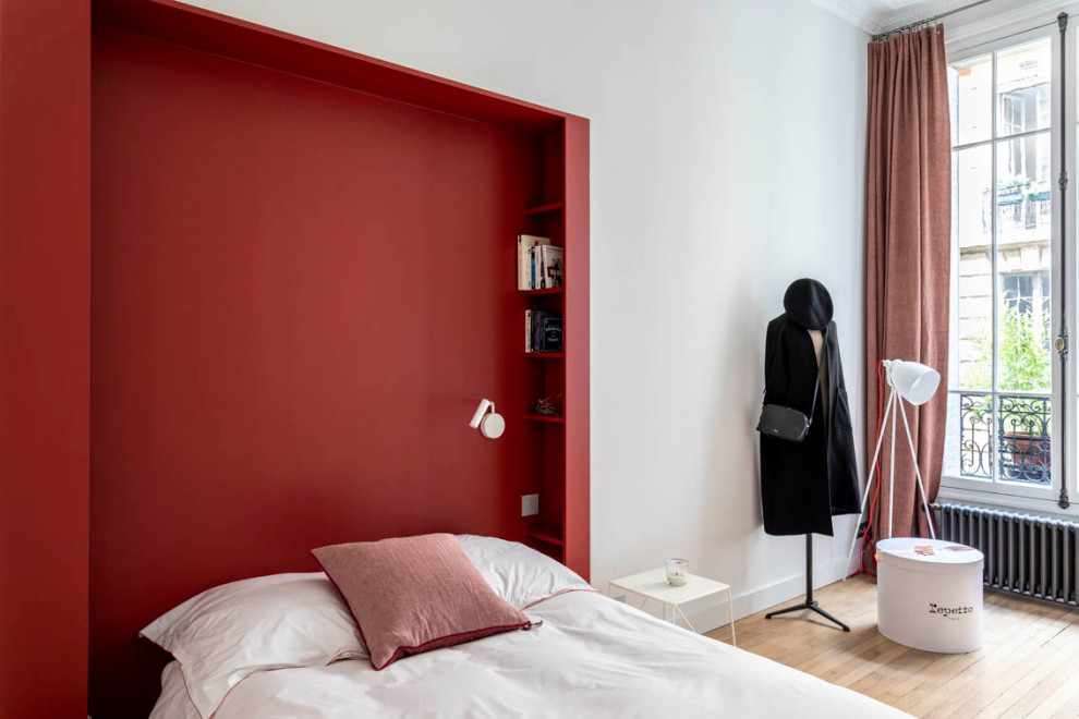 Bedroom - contemporary bedroom idea in Paris