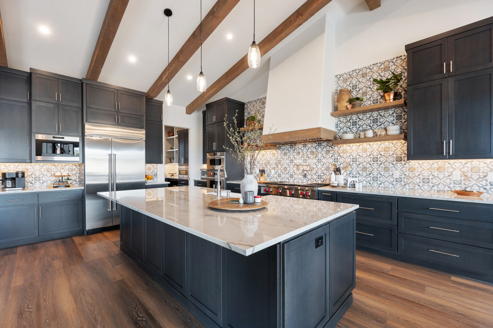 Kitchen - transitional kitchen idea in Chicago