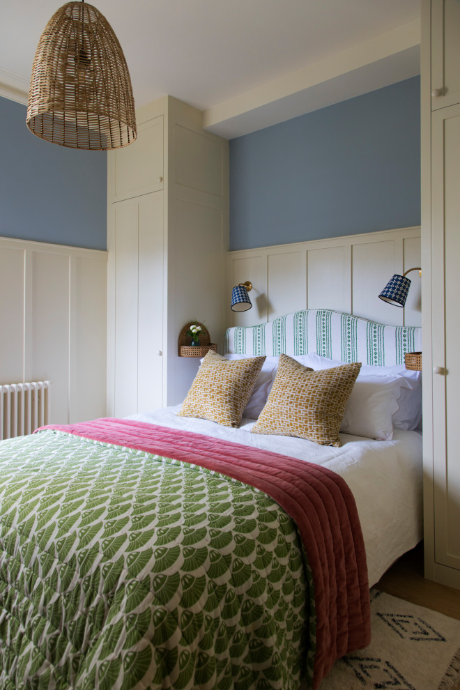Idéer för mellanstora vintage gästrum, med blå väggar och ljust trägolv