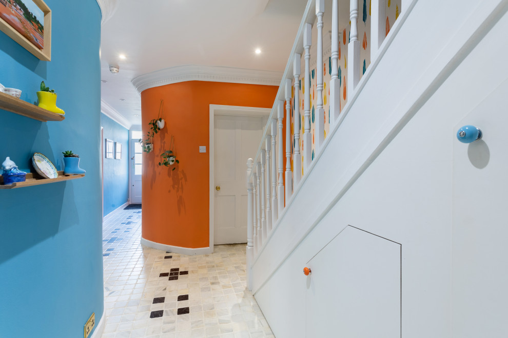 Ispirazione per un ingresso o corridoio design di medie dimensioni con pareti arancioni, pavimento con piastrelle in ceramica e pavimento bianco