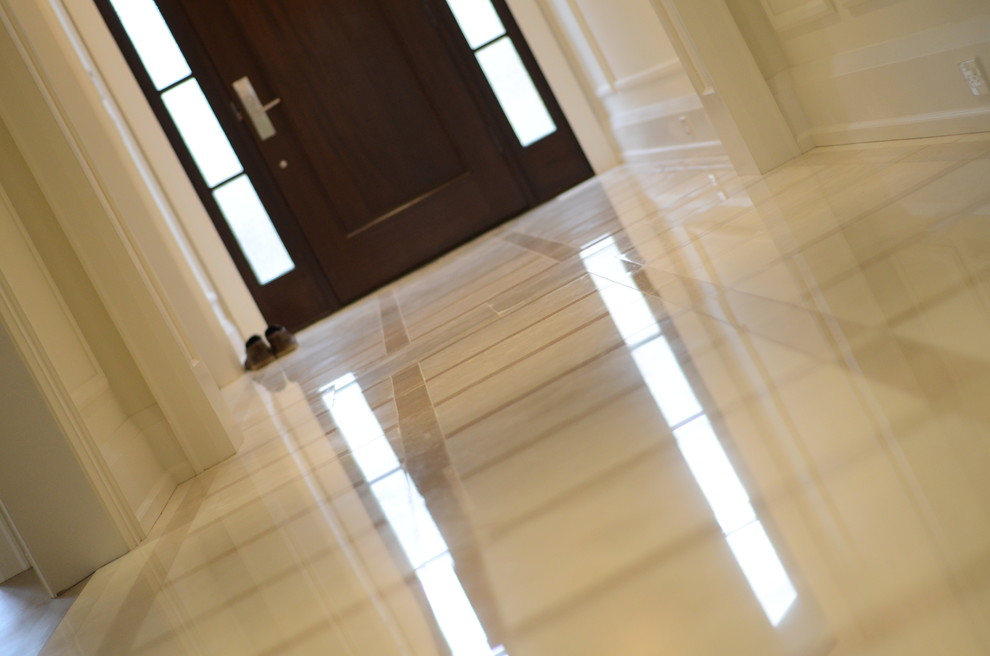 Example of a transitional entryway design in Toronto