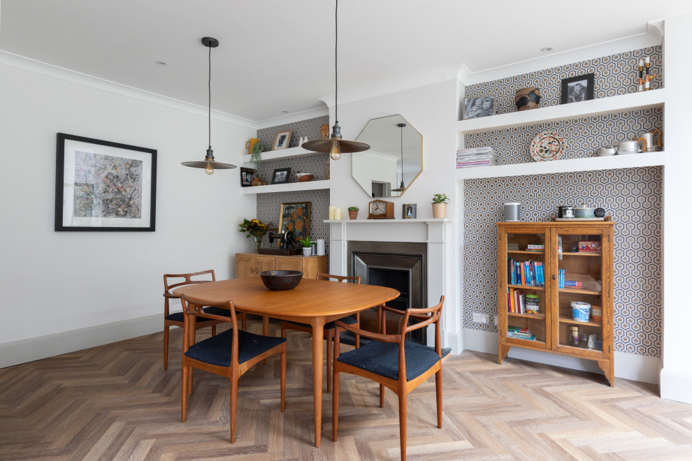 Inspiration pour une salle à manger traditionnelle avec un mur blanc, parquet clair, un sol beige et du papier peint.