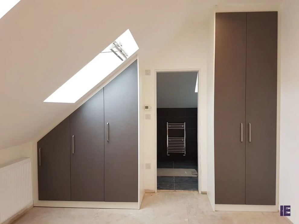 Modelo de armario minimalista pequeño con armarios con paneles lisos y puertas de armario marrones