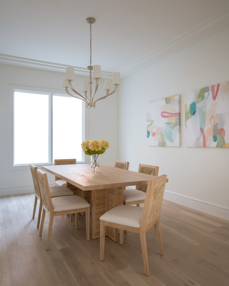 Idee per una sala da pranzo stile marinaro con pareti bianche, parquet chiaro, pavimento beige e soffitto ribassato