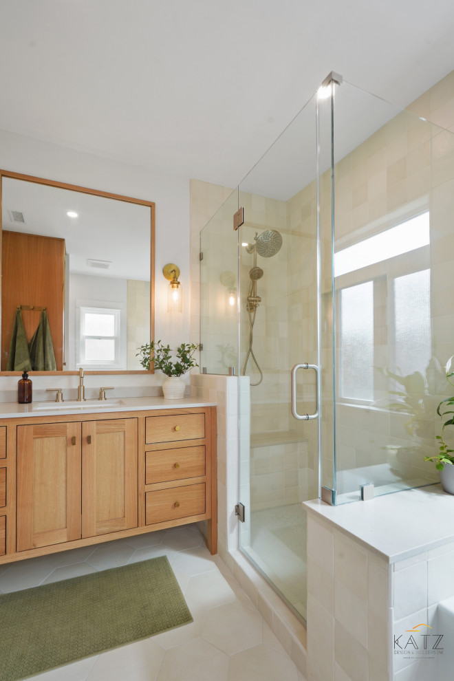 Idée de décoration pour une salle de bain principale marine en bois clair avec un placard à porte affleurante, une baignoire d'angle, une douche d'angle, WC à poser, un carrelage beige, un mur beige, un sol en carrelage de céramique, un lavabo encastré, un sol beige, un plan de toilette beige, meuble simple vasque et meuble-lavabo encastré.