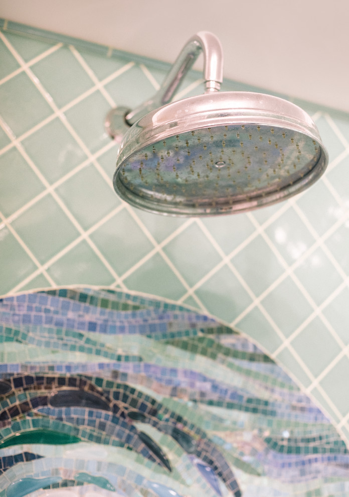 Перепланировка квартиры с радиальной фасадной стеной, авторская мозаика.