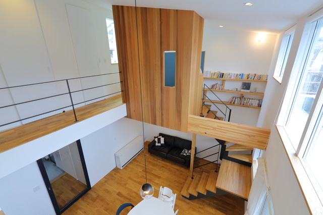 宙に浮いた隠れ家のある家 minimalistisch-treppen