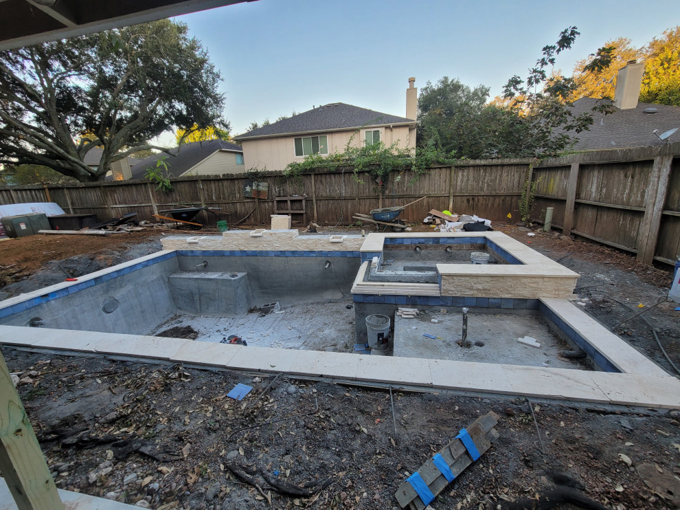 Richmond - Pool and pool bathroom