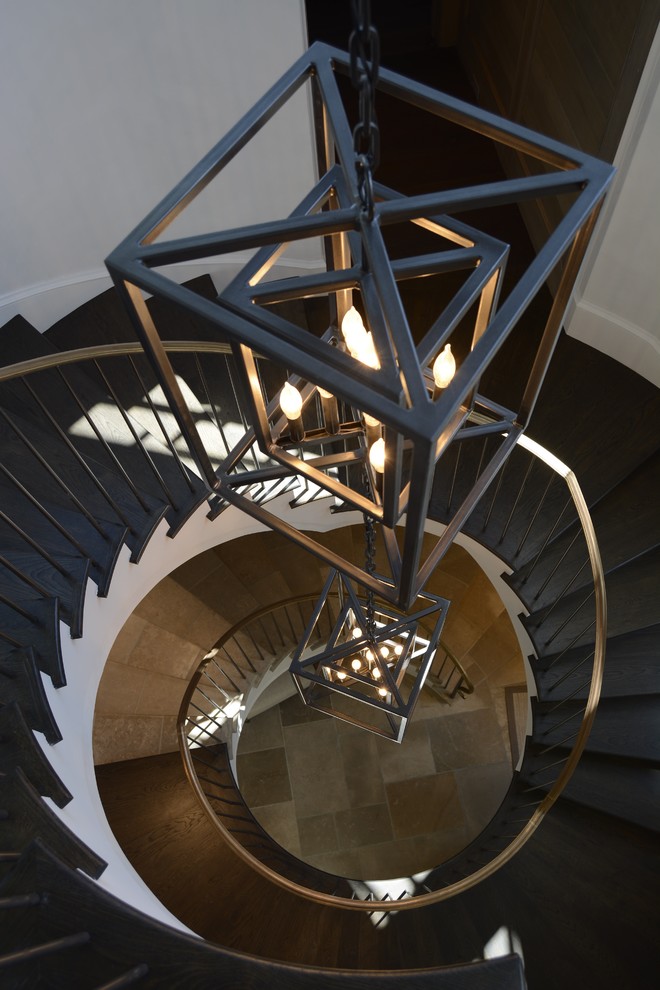 Idées déco pour un grand escalier courbe classique avec des marches en bois, des contremarches en bois et un garde-corps en métal.