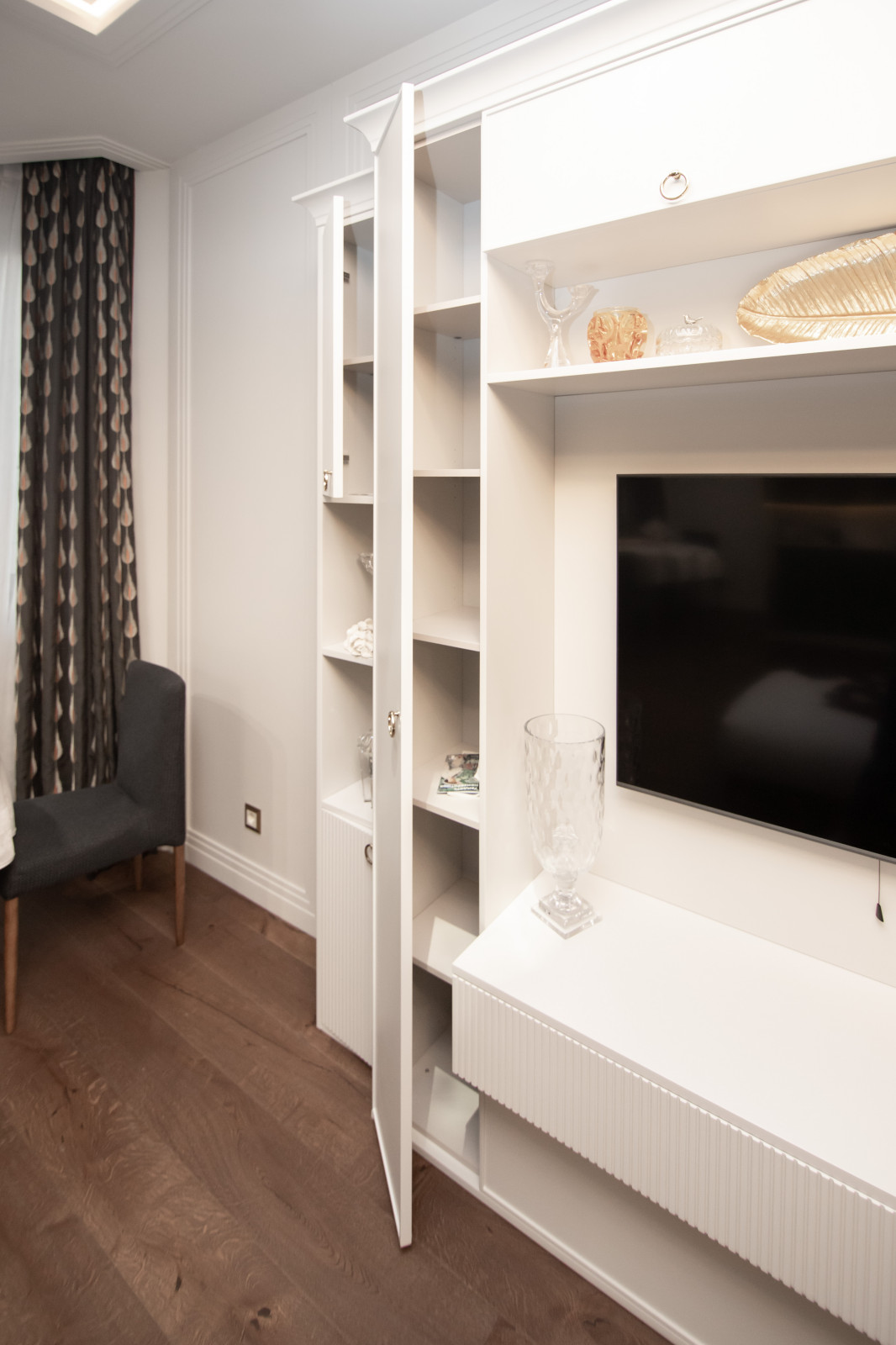 Стеллаж в гостиную для оформления ТВ-зоны