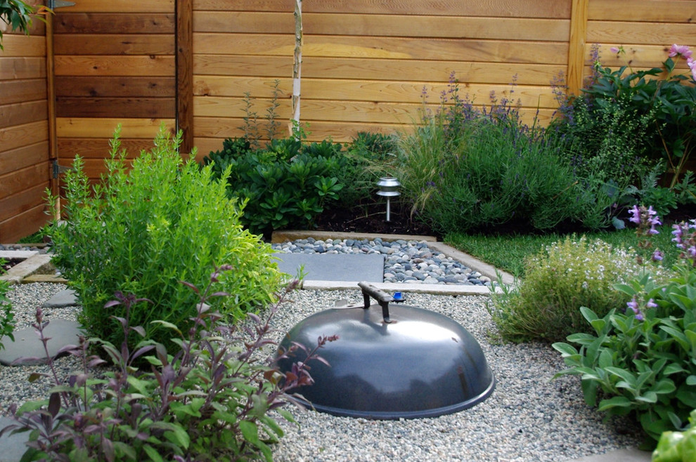 This is an example of a contemporary garden in Vancouver.