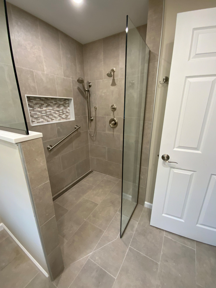 На фото: главная ванная комната среднего размера в стиле неоклассика (современная классика) с душем без бортиков, полом из цементной плитки и открытым душем с