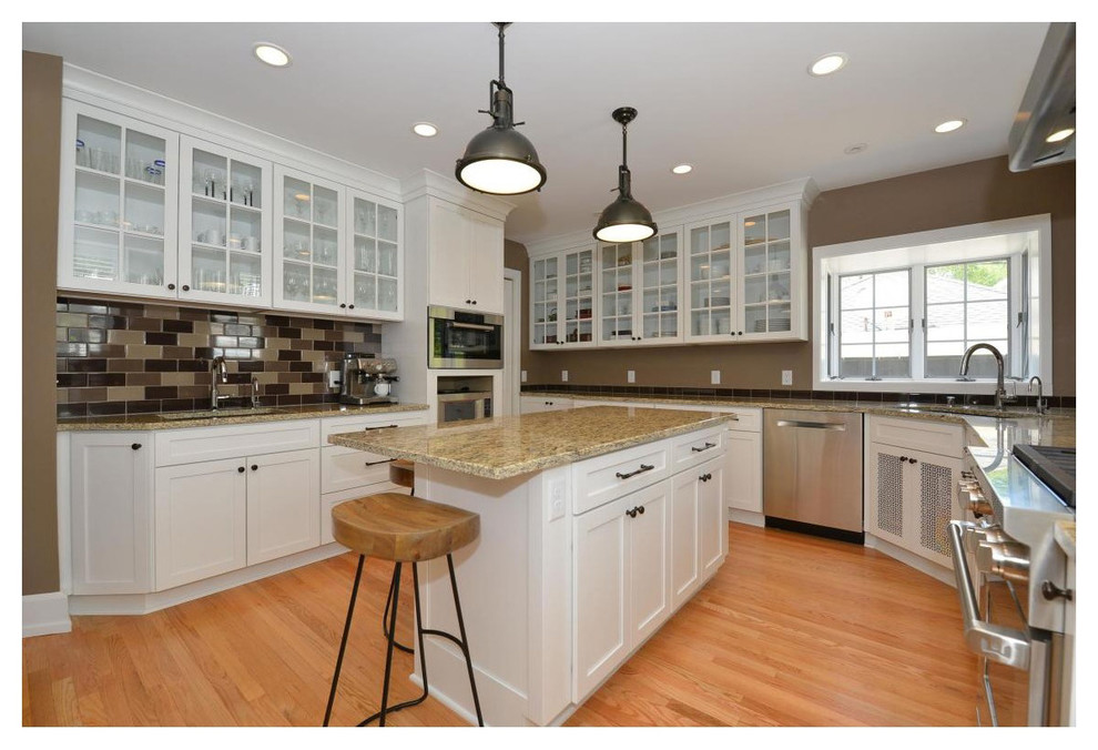 Example of a transitional kitchen design in Milwaukee