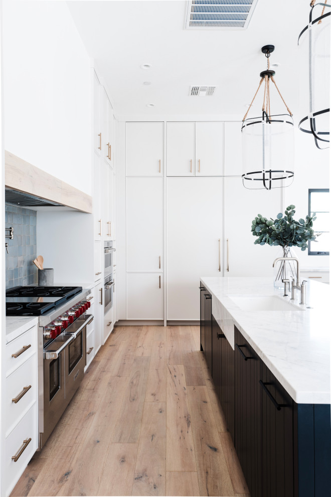 Kitchen - transitional kitchen idea in Phoenix