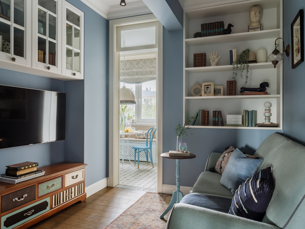 Inredning av ett klassiskt vardagsrum, med blå väggar och en väggmonterad TV